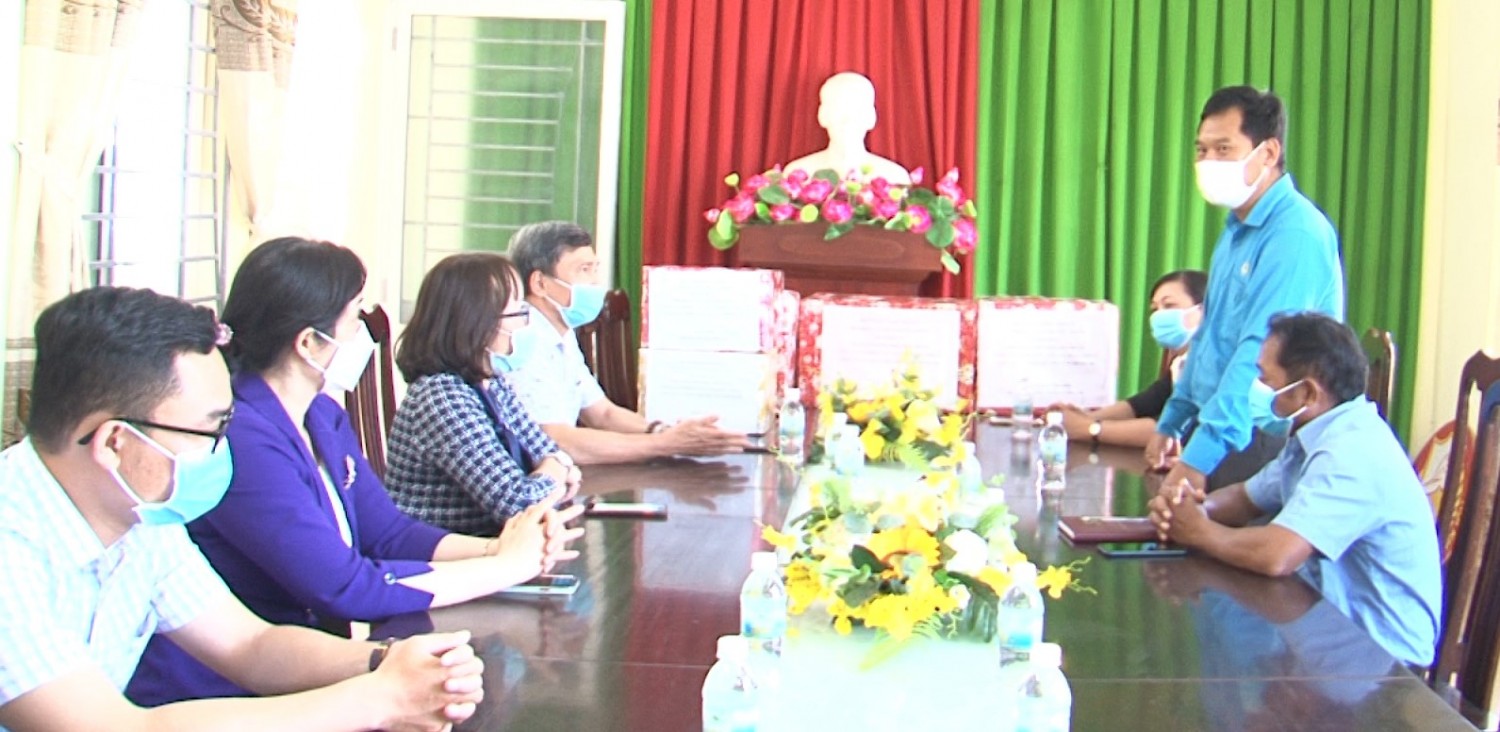 Ban Tuyên giáo Tỉnh ủy tặng quà xã Sơn Lâm